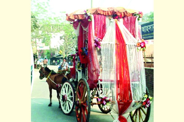 ঘোড়ার গাড়িতে শ্বশুরবাড়িতে প্রতিমন্ত্রী