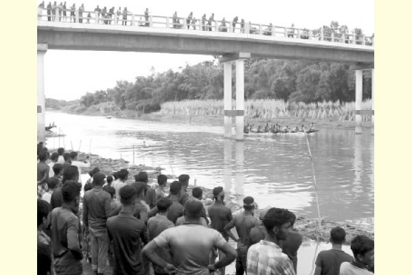 চুয়াডাঙ্গার মাথাভাঙ্গা নদীতে জমজমাট নৌকাবাইচ