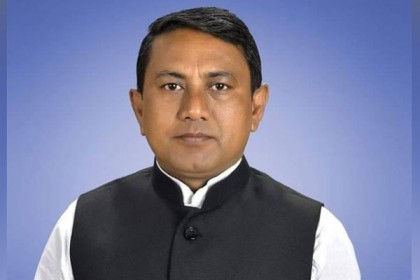 তুচ্ছ ঘটনায় প্রকাশ্যে নারী আইনজীবীকে লাথি-থাপ্পর