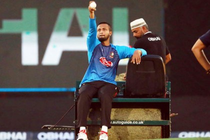 রোলারের উপর বসে প্র্যাকটিস করছেন সাকিব!