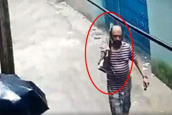 কুকুরের বিরুদ্ধে অভিযোগ দেয়ায় বন্দুক নিয়ে ধাওয়া