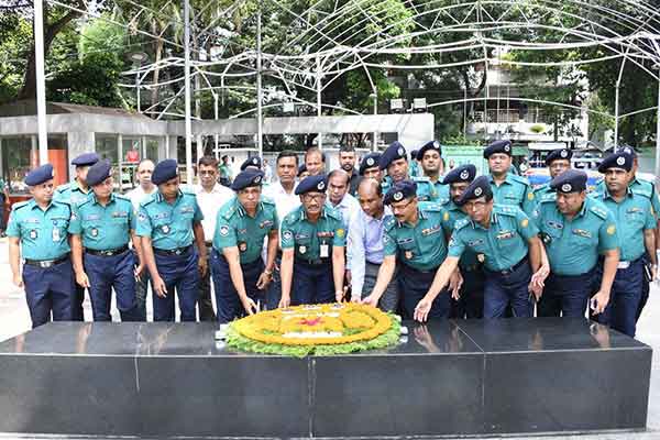 বঙ্গবন্ধুর প্রতিকৃতিতে নতুন ডিএমপি কমিশনারের শ্রদ্ধা