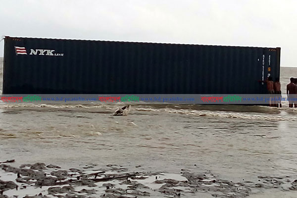 বঙ্গোপসাগরে ডুবে যাওয়া জাহাজের কন্টেইনার গঙ্গামতির সৈকতে