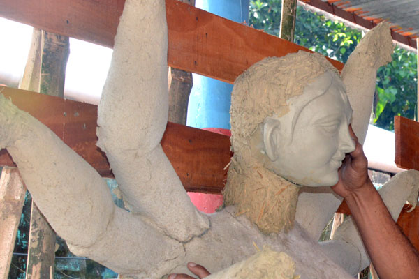 বগুড়ায় ৬৭৭টি পূজা মণ্ডপে ব্যস্ত প্রতিমার কারিগররা