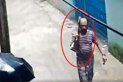কুকুরের বিরুদ্ধে অভিযোগ দেয়ায় বন্দুক নিয়ে ধাওয়া