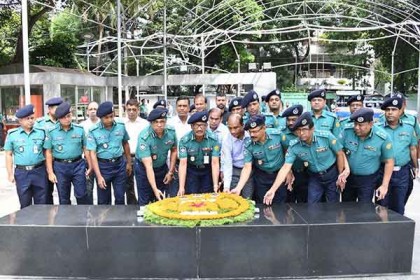 বঙ্গবন্ধুর প্রতিকৃতিতে নতুন ডিএমপি কমিশনারের শ্রদ্ধা