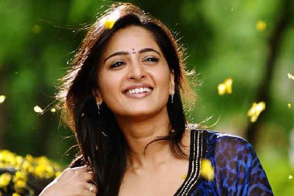 চালকের জন্মদিনে গাড়ি উপহার দিলেন নায়িকা