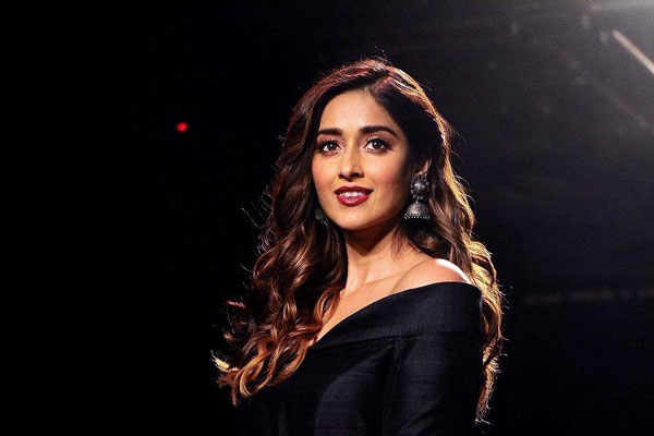 অভিনেত্রী ইলিয়ানা ঘুমের মধ্যে হাঁটেন!