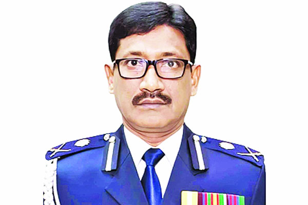 বঙ্গবন্ধুর প্রতিকৃতিতে শ্রদ্ধা ডিএমপি কমিশনারের