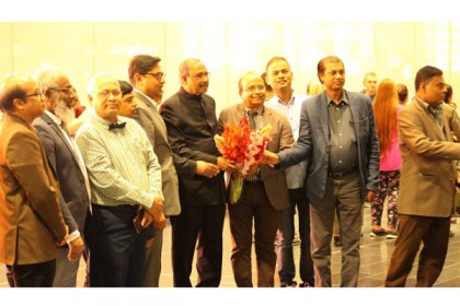 বিজ্ঞান ও প্রযুক্তিমন্ত্রীকে ভিয়েনায় ফুলেল শুভেচ্ছা