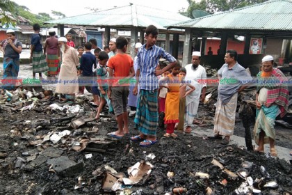 গলাচিপায় দুর্বৃত্তদের দেয়া আগুনে দুটি দোকান পুড়ে ছাই