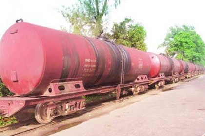 তেলবাহী ওয়াগনের ৩ বগী লাইনচ্যুত