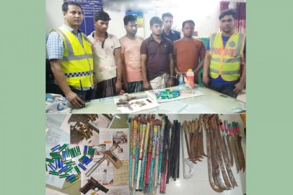 কুমিল্লায় বিদেশি পিস্তল ও দেশীয় অস্ত্রসহ আটক ৪