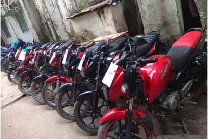 চোরাই মোটরসাইকেল উদ্ধার, গ্রেফতার ৯ 