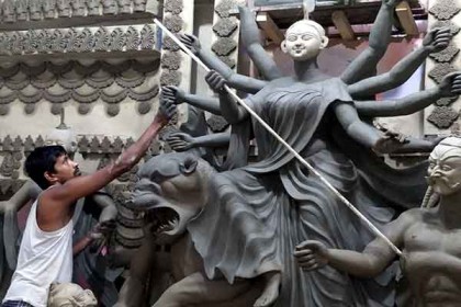 কলাপাড়ায় ১৭টি মণ্ডপে চলছে প্রতিমা তৈরির কাজ