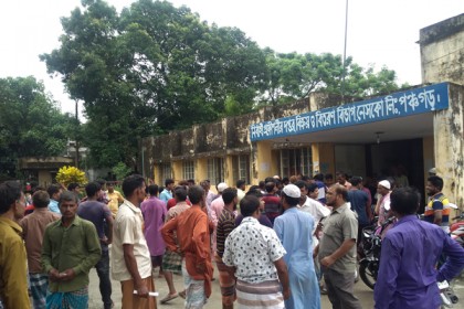 ভুয়া বিলের হয়রানিতে তেঁতুলিয়ায় বিদ্যুৎ অফিস ঘেরাও

