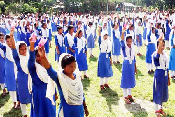 বরিশালে ওয়াশ কর্মসূচি বাস্তবায়নে শিক্ষার্থীদের সাবান প্রদর্শন