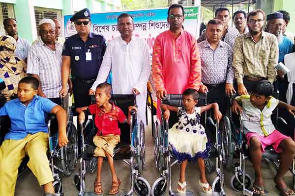বাগাতিপাড়ায় বিশেষ চাহিদা সম্পন্ন প্রাথমিকের শিক্ষার্থীরা পেল হুইল চেয়ার 
