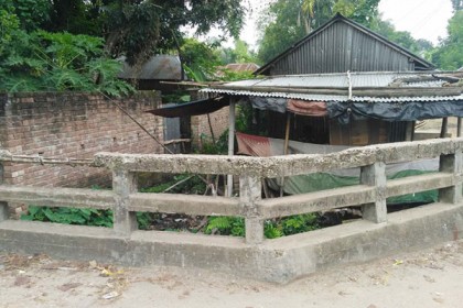 গুরুদাসপুরের সরকারি খাল গিলে খাচ্ছে প্রভাবশালীরা