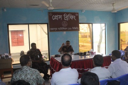 চাঁপাইনবাবগঞ্জে ৫৯ বিজিবি অধিনায়কের প্রেস বিফ্রিং