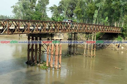 খুঁটির ওপর দাঁড়িয়ে আছে ব্রিজ, ঝুঁকি নিয়ে চলছে যানবাহন