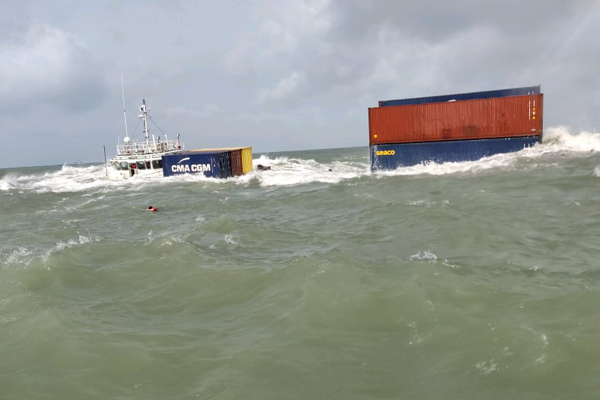 সাগরে ভাসছে প্রসাধনী ও তরল পদার্থ ভর্তি ব্যারেল
