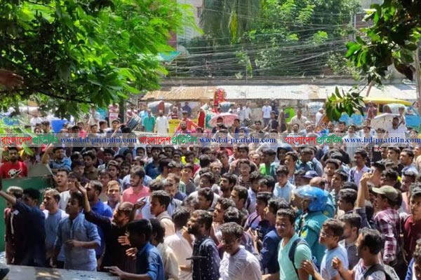 জবির দ্বিতীয় গেটে শিক্ষার্থীদের উচ্ছেদ অভিযান