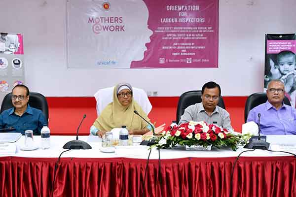 কারখানায় ডে-কেয়ার সেন্টার নিশ্চিত করতে শ্রম পরিদর্শকদের নির্দেশ 