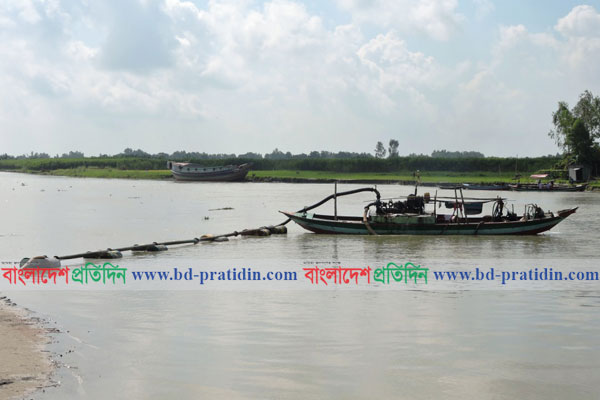 মুন্সীগঞ্জের পদ্মায় অবৈধভাবে চলছে বালু উত্তোলন