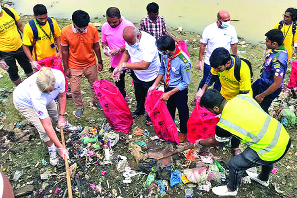 সুরমা পাড়ে পরিচ্ছন্নতায় তিন ব্রিটিশ এমপি