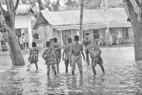 বৃষ্টি আর ড্রেনের পানিতে একাকার দুটি স্কুল মাঠ