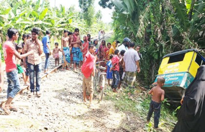 বোয়ালমারীতে ট্রেন-থ্রি হুইলারের সংঘর্ষে আহত ৭
