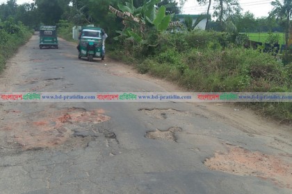 খানাখন্দে ভরা মৌলভীবাজার-কমলগঞ্জ সড়ক, চরম ভোগান্তি