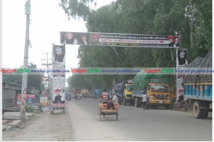 সয়দবাদ-বেলকুচি সড়কে তোরণ যেন মৃত্যুফাঁদ