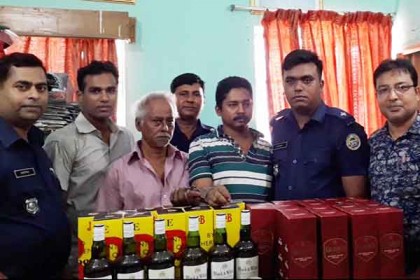 গৌরনদীতে পুলিশের অভিযানে বিদেশি মদ ও বিয়ার উদ্ধার, বাবা-ছেলে আটক
