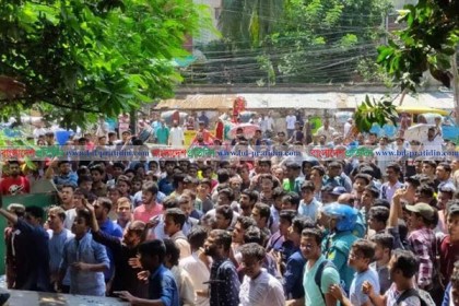জবির দ্বিতীয় গেটে শিক্ষার্থীদের উচ্ছেদ অভিযান