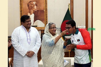 স্বর্ণজয়ী রোমান সানাকে মিষ্টিমুখ করালেন প্রধানমন্ত্রী