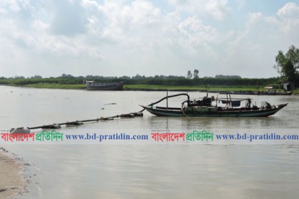 মুন্সীগঞ্জের পদ্মায় অবৈধভাবে চলছে বালু উত্তোলন