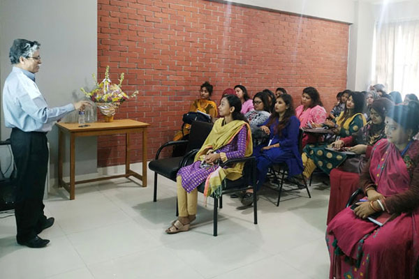 'প্রতিকূলতা ডিঙ্গিয়েই সাংবাদিকতায় মেয়েদের এগিয়ে যেতে হবে'