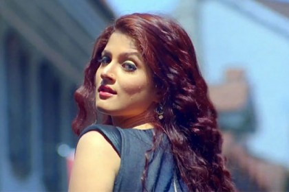 শাড়ি পরেই ফুটবল মাঠে শ্রাবন্তী, করলেন গোলও! (ভিডিও)