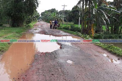 ফুলপুরে বালিয়া রোড বেহাল