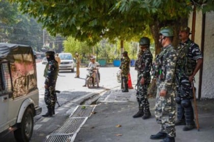 কাশ্মীরে যুবকদের রাত কাটছে গাছের মগডালে!