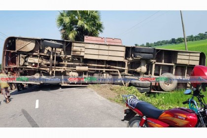 নেত্রকোনায় নিয়ন্ত্রণ হারিয়ে বাস উল্টে একজন হাসপাতালে