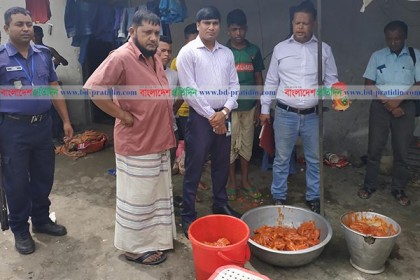 মুরগির গ্রিলে দেয়ালের রং!
