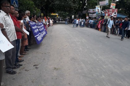 যৌন নির্যাতনকারী শিক্ষকের স্থায়ী বহিষ্কারের দাবিতে হাবিপ্রবিতে মানববন্ধন