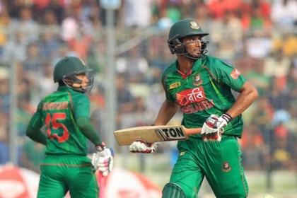 মুশফিক-রিয়াদের ব্যাটে বড় সংগ্রহের পথে বাংলাদেশ