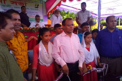 বাল্যবিবাহ বিরোধী দুরন্ত কাঠালিয়ান ৯১ ছাত্রীকে বাইসাইকেল বিতরণ

