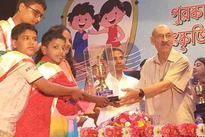 জাতীয় পর্যায়ে দলীয় অভিনয়ে শিশু নানকের স্বর্ণপদক লাভ