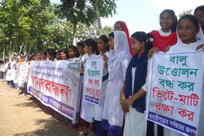 বানারীপাড়ায় সন্ধ্যা নদীর বালু উত্তোলন বন্ধের দাবি

