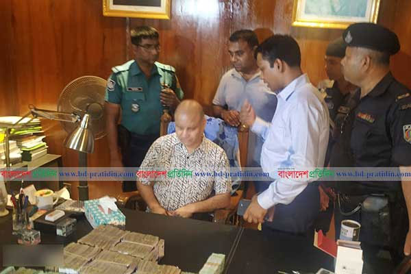 ‘বেইজ্জতি কইরেন না, আমার একটা সম্মান আছে’